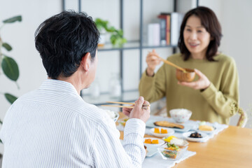 食事をするミドルの夫婦