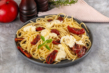 Italian spaghetti with stracciatella and tomato