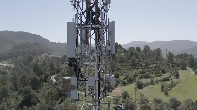 tecnicos trabajando en torres de telecomunicaciones montando 5G