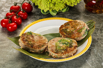 Roasted tuna medallion with broccoli