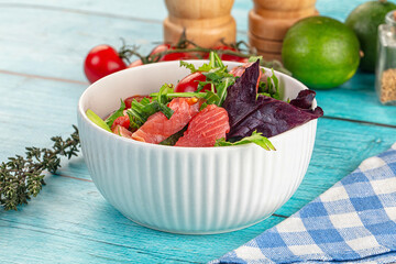 Salad with salmon and arugula