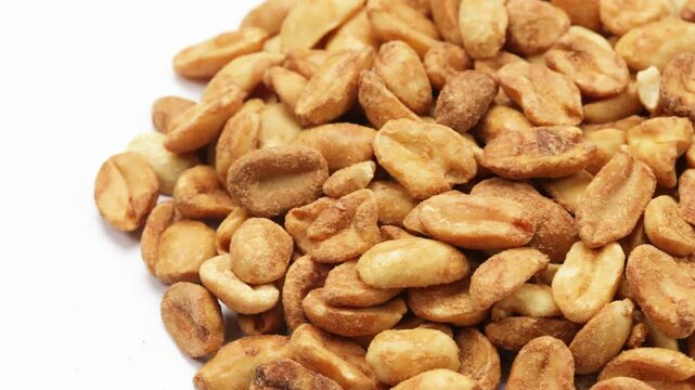 cacahu&egrave;tes grill&eacute;es sur un fond blanc