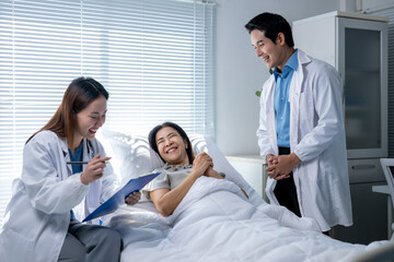 Obraz premium A woman is smiling while a doctor looks on