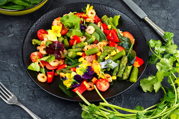 Delicious fresh salad with prawns and vegetables.