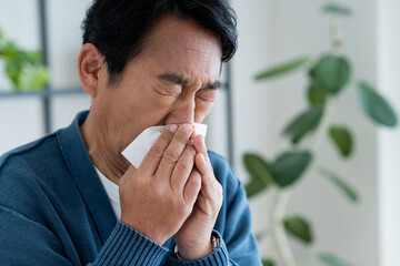 花粉症のミドルの男性