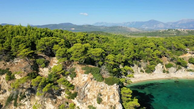 The white sandy beach of Alonaki Fanariou dominated by rocky cliffs, in Europe, Greece, Epirus, towards Igoumenitsa, on the Ionian Sea, in summer, on a sunny day.&nbsp;
