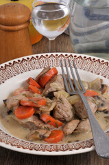 Blanquette de veau maison servie avec une fourchette en gros plan.