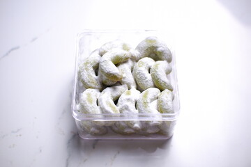 A jar of snow cookies 