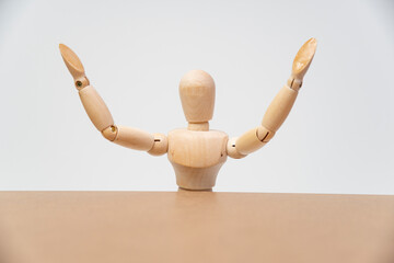 演説で両手を上げるデッサン人形