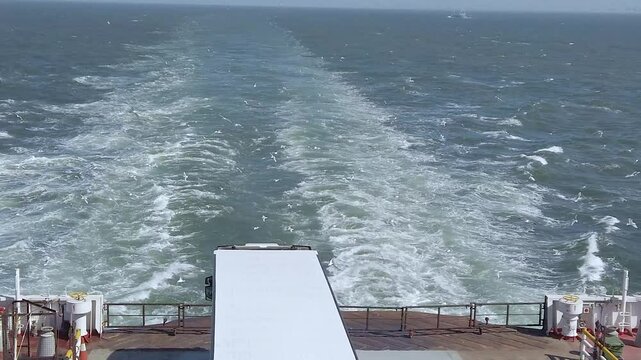 Lastkraftwagen auf der F&auml;hre von Calais nach Dover &uuml;ber den &Auml;rmelkanal