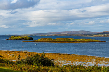 Winding roads cut through the natural wonders of the Isle of Skye: cliffs, rugged coastlines, and green hills shape a unique journey through wild beauty and unforgettable views