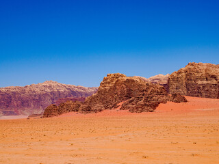Desierto de arena y rocas