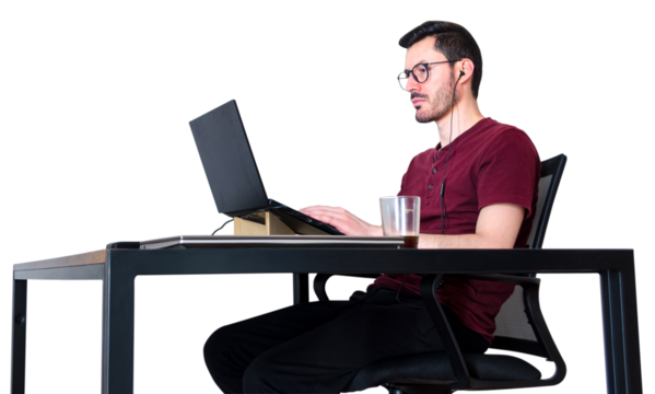 Hombre trabajando en remoto. Oficina en casa. Trabajador en rutina diaria. Sin fondo o transparente.