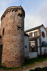 Tour d’enceinte des remparts devant la synagogue d’Obernai en Alsace