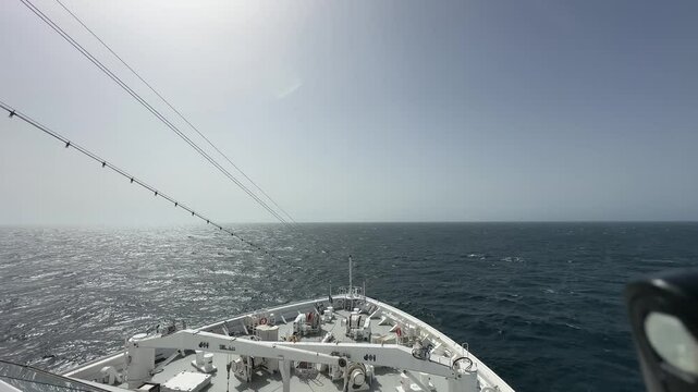 Schiffsbug und Horizont