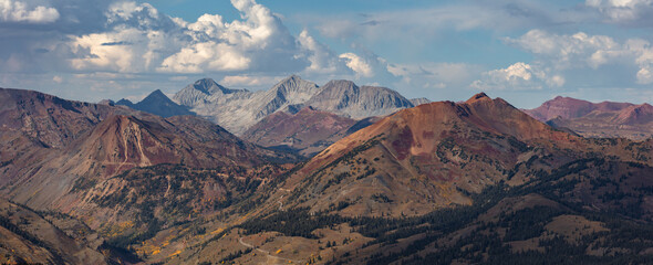 Fototapeta premium Colorful Mt Baldy, 14er Snowmass Mountain, and 14er Capitol Peak are captured in this autumn panorama.