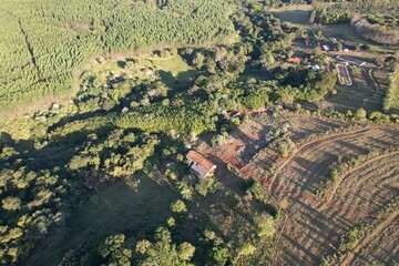 Uma casa de uma fazenda localizada ao lado de uma floresta tropical, em Piraju, interior do estado de São Paulo, Brasil, em uma imagem aérea obtida com drone. © Ricardo_S_Levenhagen