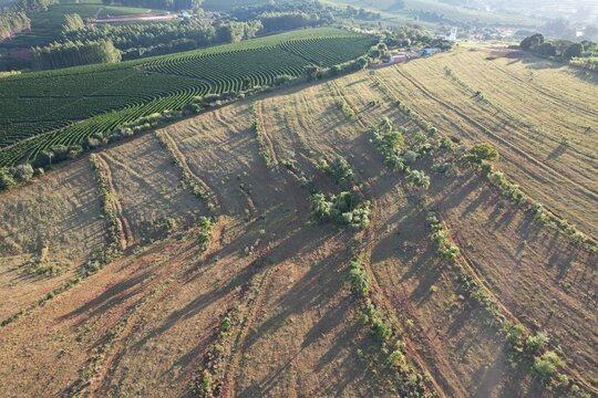 uma paisagem rural na cidade de Piraju, estado de S&atilde;o Paulo, Brasil, vista de um drone, em um fim de tarde.