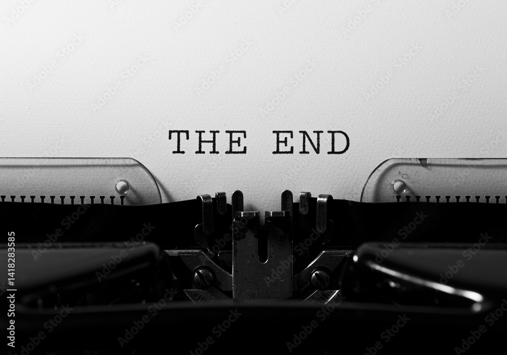 Fototapete typewriter types the end on paper in black and white showing vintage typewriter with text on paper r