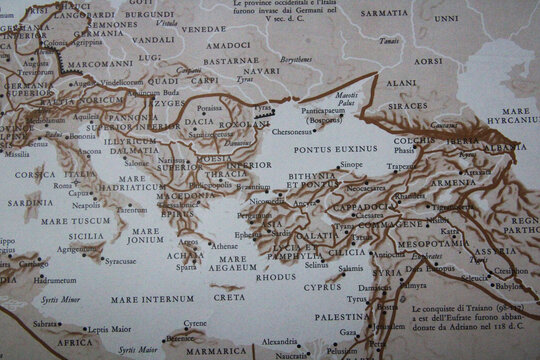 Historical map of the Roman Empire at its greatest territorial extent under Emperor Trajan (98&ndash;117 AD), key cities in Italian. Includes Europe, the Middle East, and North Africa. 