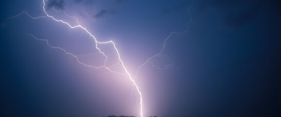 Fototapeta premium lightning bolt hitting the ground in the night sky