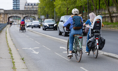 Des cycliste à vélo sur une piste cyclable.