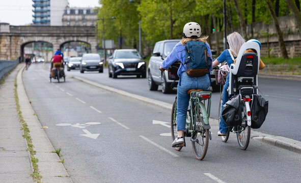 Des cycliste &agrave; v&eacute;lo sur une piste cyclable.