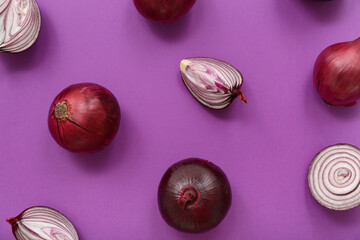 Obraz premium Fresh red onions on purple background