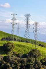 Obraz premium Rolling green hills with power lines stretching across the Bay Area landscape
