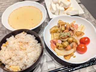 炊き込みご飯とジャーマンポテトがセットになった夕食