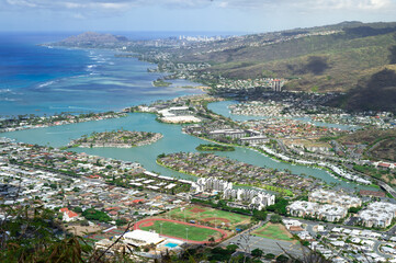 Obraz premium Hawaii Kai and Kuapa Pond, Oahu, Hawaii with ocean and mountains in background 