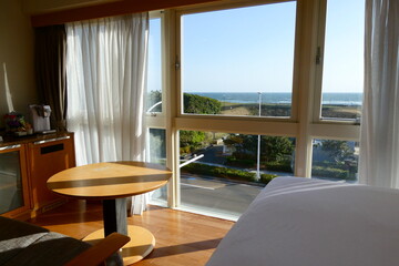 光が射し込む部屋から見える海景