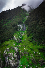 Obraz premium Beautiful landscape shot of a gorgeous Himalayan mountain valley with dense forests during monsoon season 