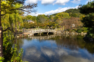 Obraz premium Cloud Landscape Bridge Reflected in a Small Lake