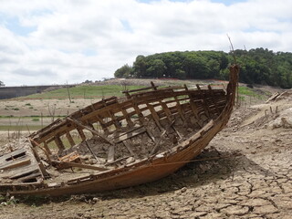 Wreck of an old wooden fishing boat at the bottom of a dry lake - Épave d'un vieux bateau de pêche en bois au fond d'un lac asséché