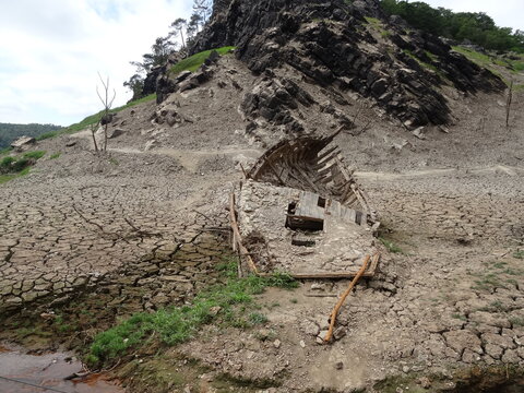 Wreck of an old wooden fishing boat at the bottom of a dry lake - &Eacute;pave d'un vieux bateau de p&ecirc;che en bois au fond d'un lac ass&eacute;ch&eacute;