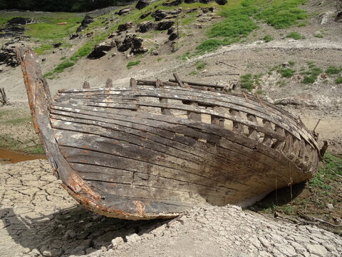 Wreck of an old wooden fishing boat at the bottom of a dry lake - &Eacute;pave d'un vieux bateau de p&ecirc;che en bois au fond d'un lac ass&eacute;ch&eacute;
