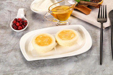 Roasted cheesecakes - Syrniki with honey