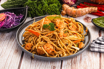 Pasta spaghetti with prawn and vegetables