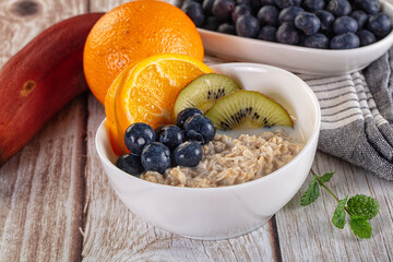 Oats porridge with blueberry, kiwi and orange