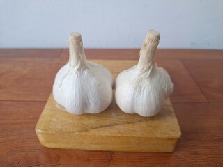 April 15, 2025, Yogyakarta City, Indonesia. 
Garlic on a wooden coaster.
Garlic is a popular cooking ingredient that may offer a range of health benefits