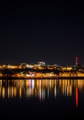 Obraz premium Night City Lights Reflecting on Calm Water