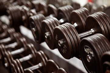 Hanteln im Fitnessstudio. Krafttraining, Muskelaufbau