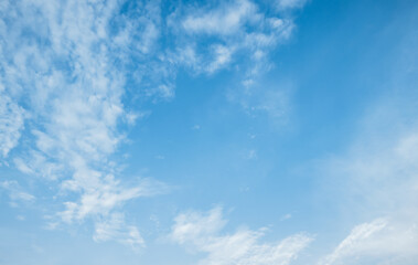 e sky is bright, tthhe fluffy white clouds are quiet.