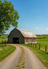 Obraz premium Rustic Wooden Barn in a Green Field