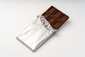銀紙を剥いた板チョコ・白バック