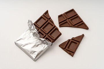 割れた板チョコ・白バック