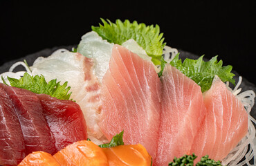 新鮮な刺身の盛合せ・黒バック