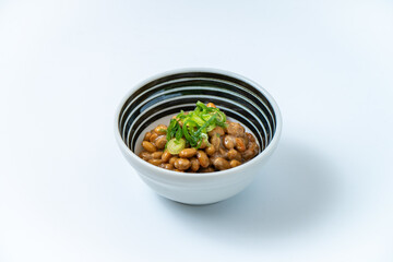 小皿に入った納豆