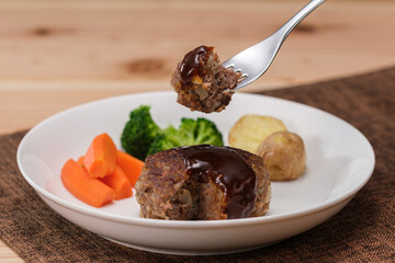 ハンバーグステーキ（牛・豚合挽き肉）